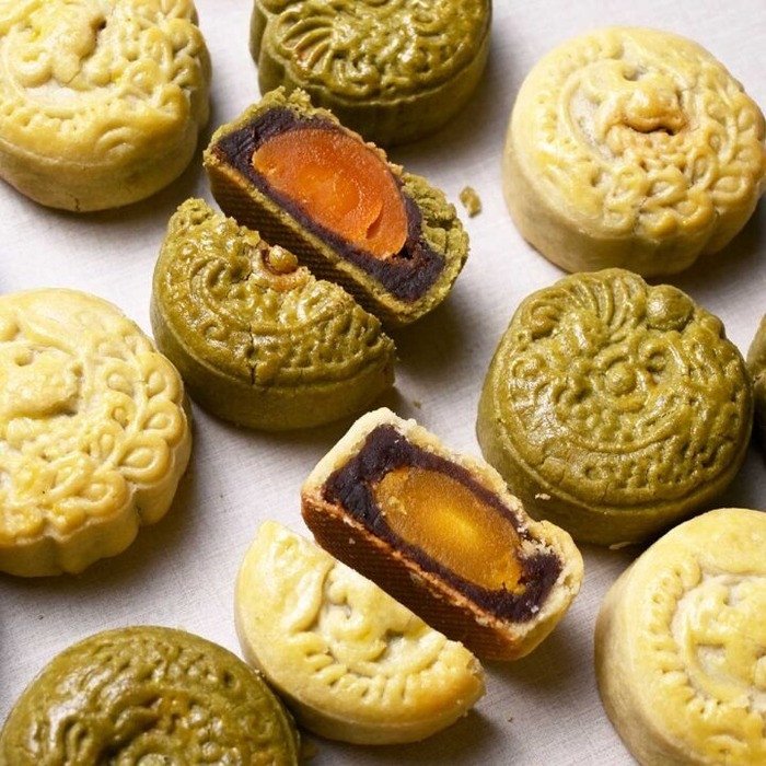 Nướng đến khi bánh chín có màu vàng đẹp mắt