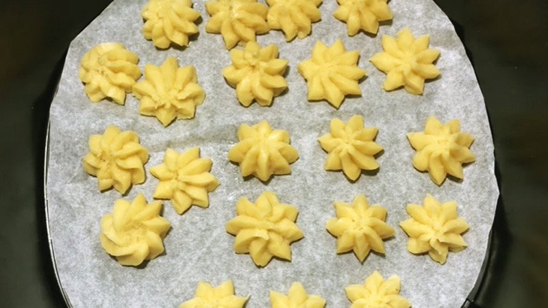 Nướng những chiếc bánh quy bơ trong nồi chiên không dầu