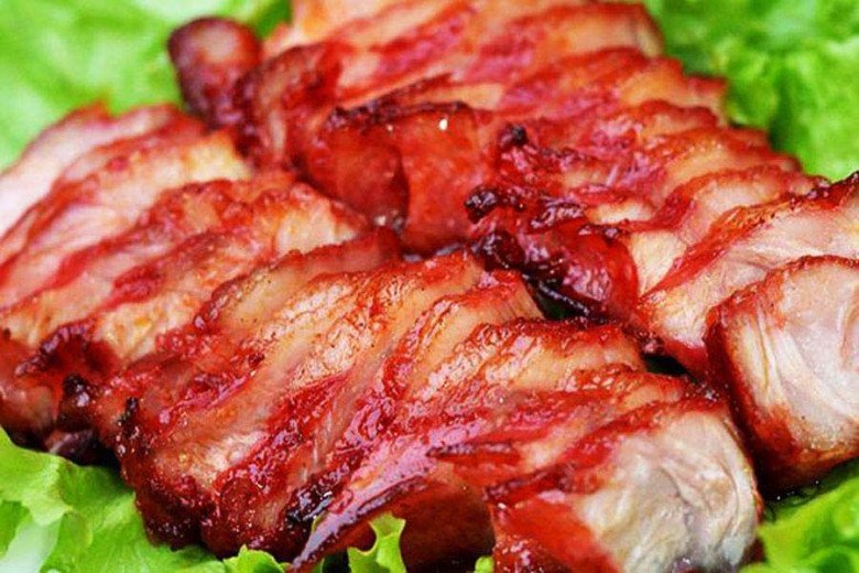 Nướng thịt xá xíu trên bếp than hoa, tạo lớp vỏ cháy cạnh thơm lừng, là một cách làm thịt xá xíu ngon được nhiều người ưa chuộng.