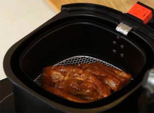 Nướng thịt xá xíu trong nồi chiên không dầu, một cách làm thịt xá xíu ngon tiện lợi.