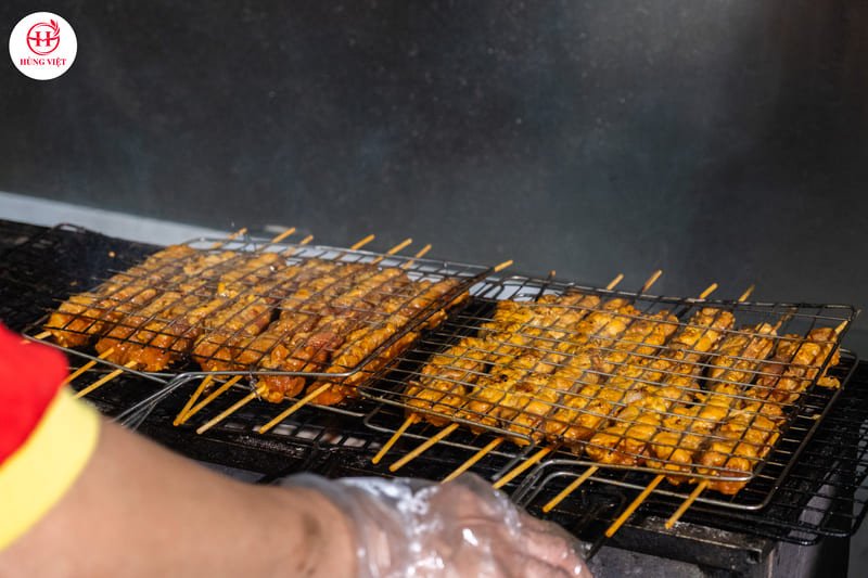 Nướng thịt xiên trên than hoa