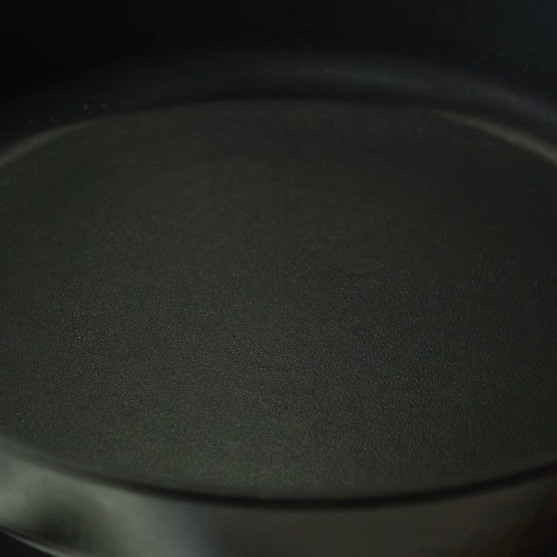 Nướng vỏ bánh tortilla trên chảo chống dính nóng