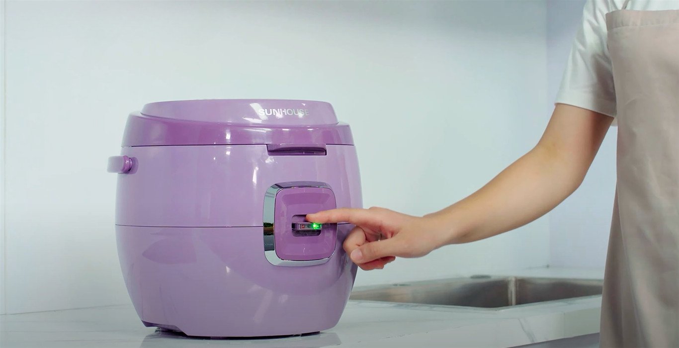 Nút Cook trên nồi cơm điện cơ khi nấu cơm gà