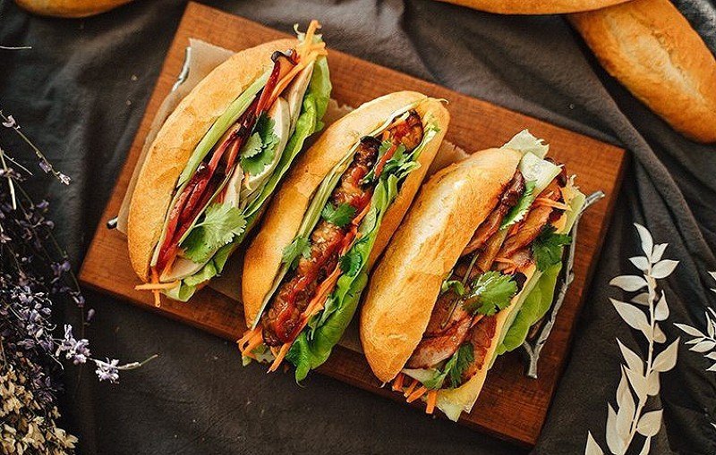 Ổ bánh mì đặc ruột nhân thịt đầy đặn, một lựa chọn bữa sáng quen thuộc với lượng calo cần lưu ý.