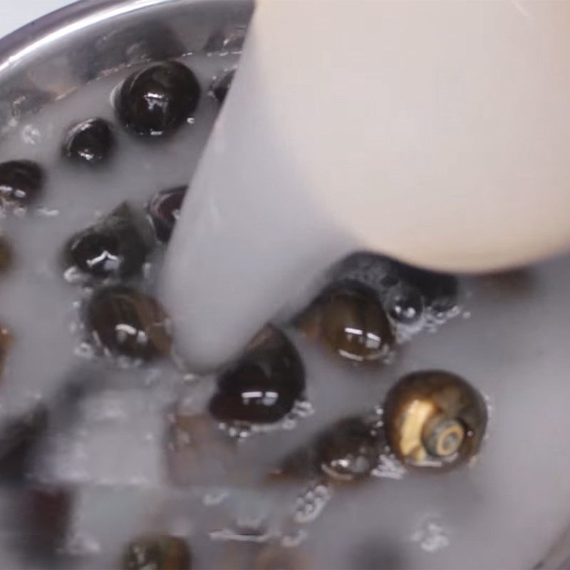 Ốc bươu đang được ngâm trong nước vo gạo để làm sạch bùn đất