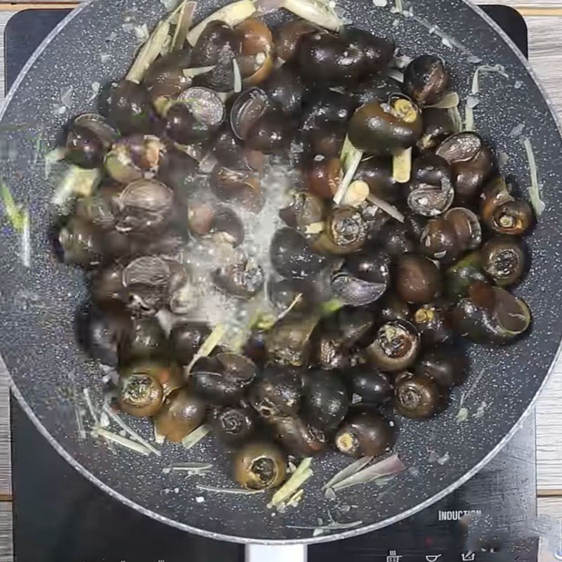 Ốc bươu xào sả ớt kiểu Thái