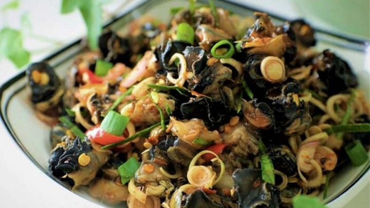 Ốc bươu xào sả ớt thơm lừng, hấp dẫn trên đĩa xanh
