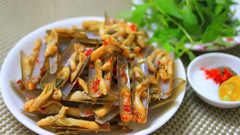 Ốc móng tay cháy tỏi vàng ươm, thơm nức mũi với tỏi phi giòn rụm