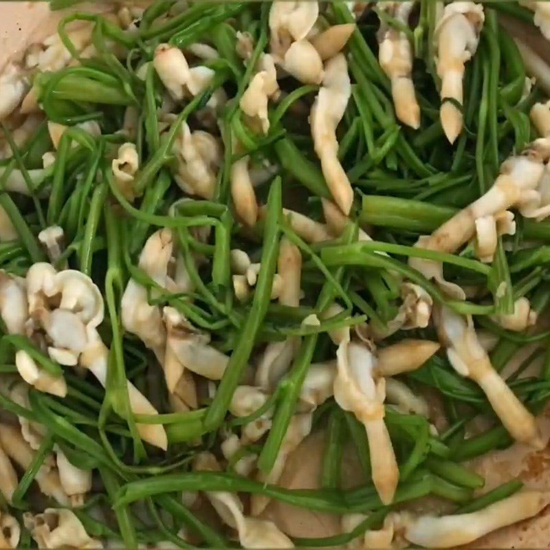 Ốc móng tay và rau muống đang được xào chung