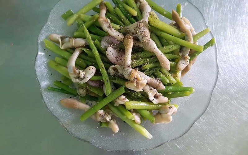 Ốc móng tay xào măng tây thanh mát, công thức xào ốc ngon độc đáo