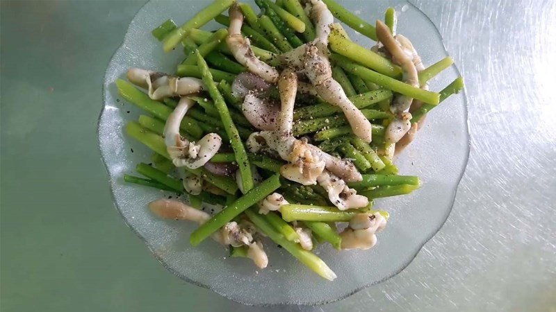 Ốc móng tay xào măng tây xanh tươi, thịt ốc trắng và măng tây giòn ngon