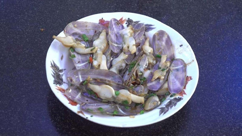 Ốc móng tay xào mỡ hành xanh mướt, béo ngậy, rắc thêm lạc rang thơm lừng