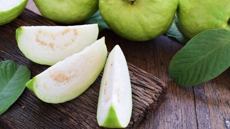 Ổi là trái cây giàu vitamin C và nhiều dưỡng chất thiết yếu cho cơ thể