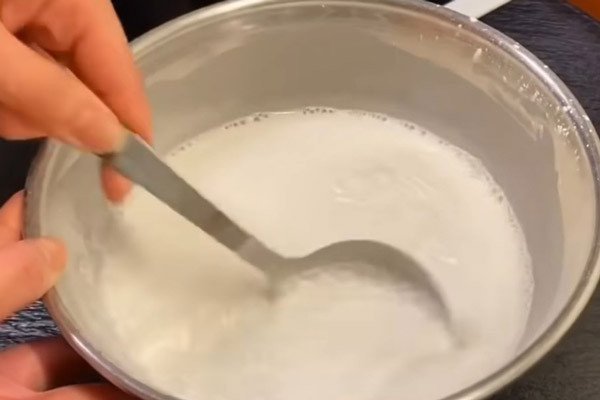 Pha bột bánh đúc theo tỉ lệ hướng dẫn để bột sánh mịn