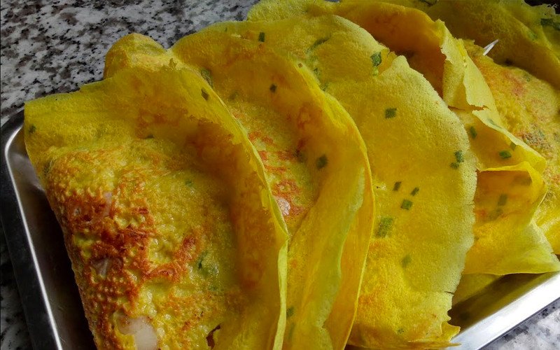 Pha bột bánh xèo kiểu miền Nam đậm đà bản sắc
