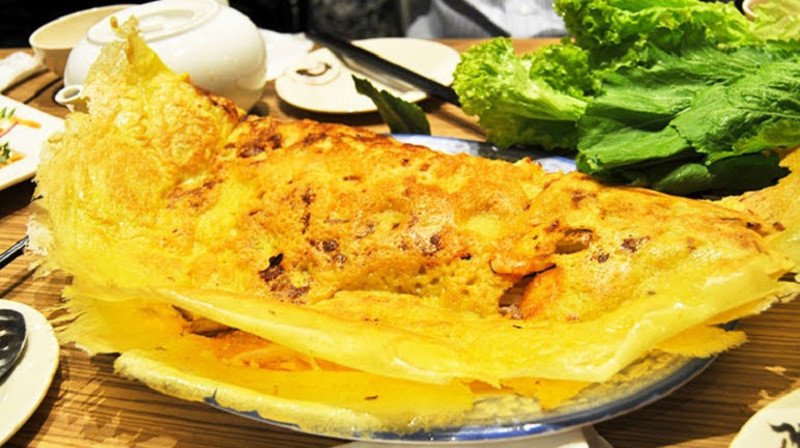 Pha bột bánh xèo kiểu miền Tây giòn béo