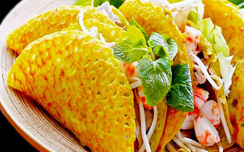 Pha bột bánh xèo kiểu miền Trung đậm đà