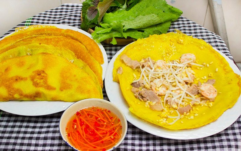 Pha bột bánh xèo với đậu xanh thơm béo