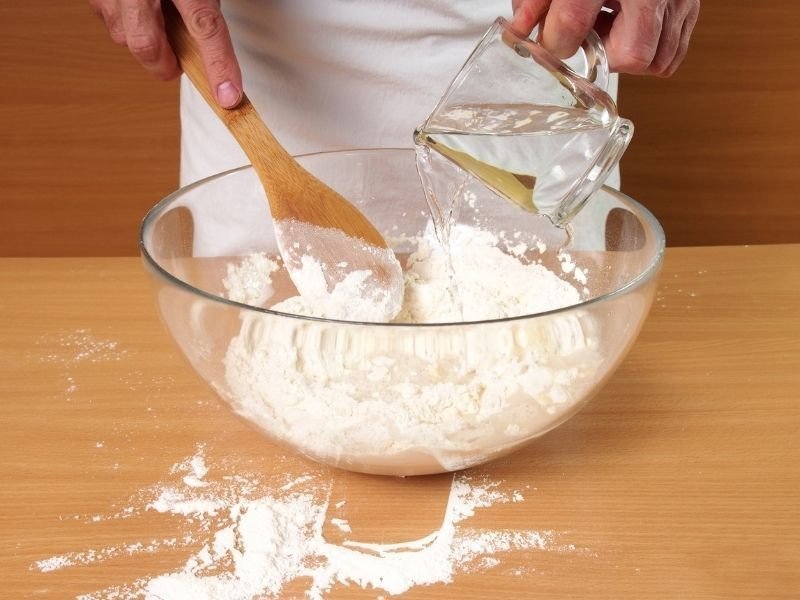 Pha bột làm vỏ bánh há cảo chuẩn vị