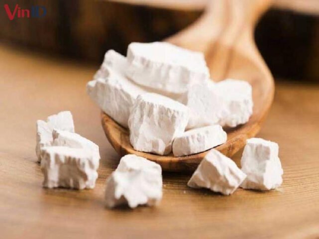 Pha bột sắn dây đúng cách với nước nóng để tránh vón cục và đảm bảo an toàn sức khỏe