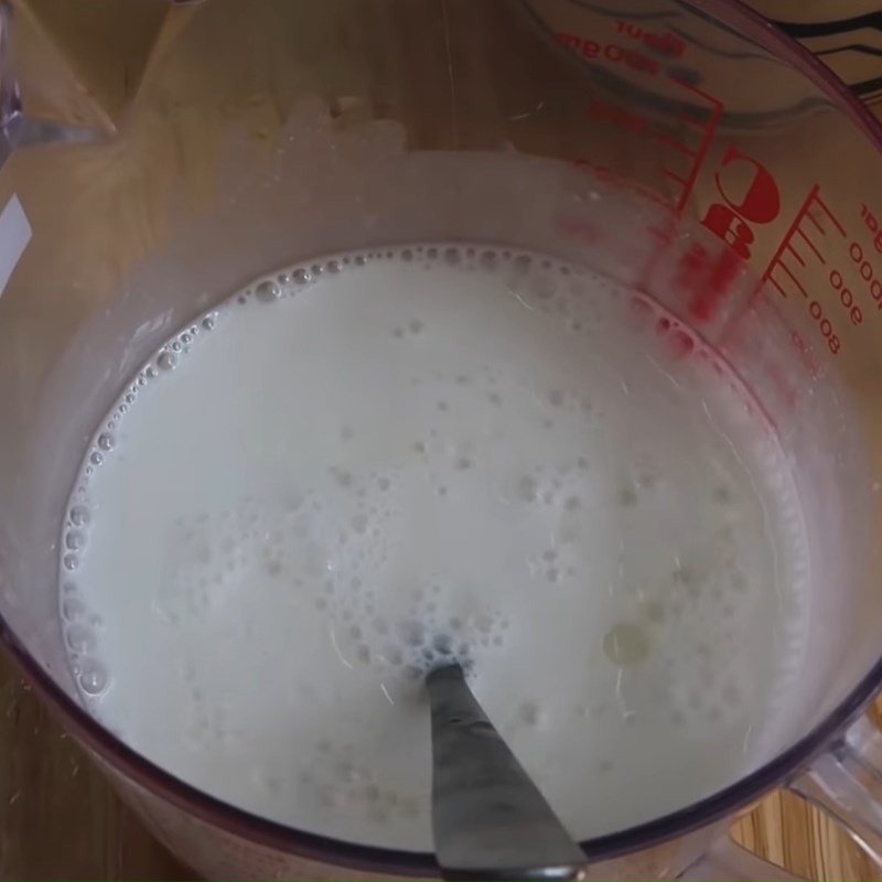 Pha chế bột bánh da lợn màu trắng cốt dừa