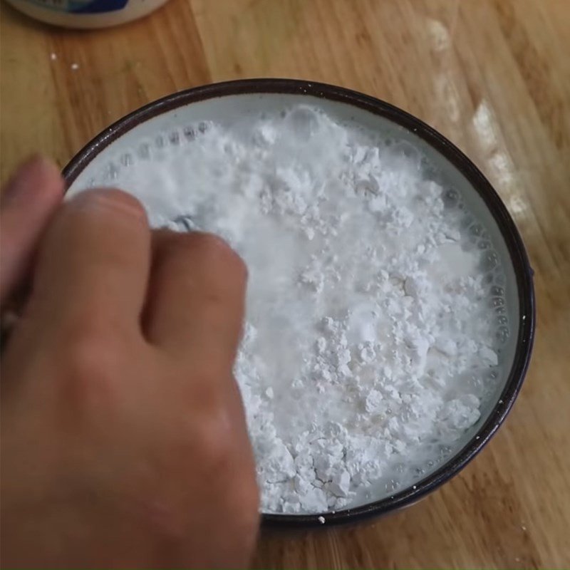 Pha chế bột bánh da lợn màu xanh lá dứa