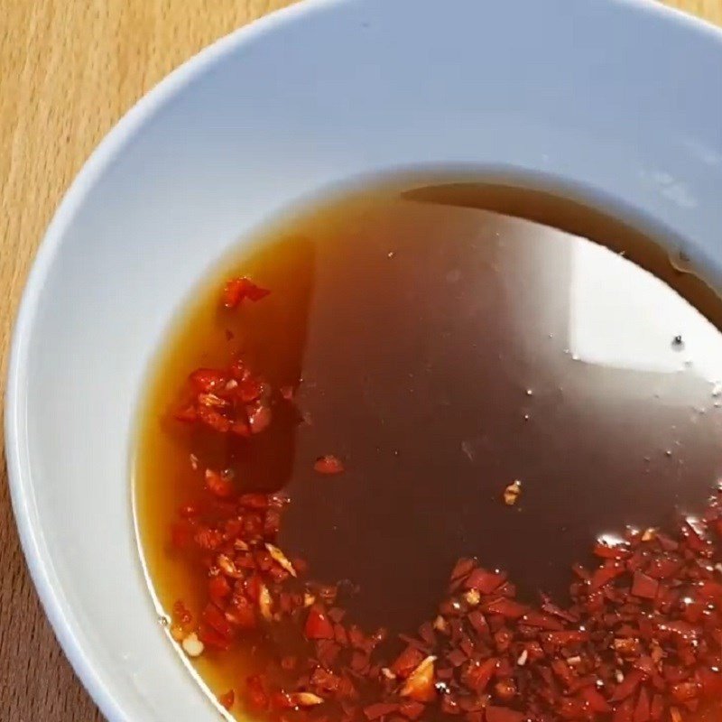 Pha chế nước chấm chua ngọt cho hủ tiếu xào chay