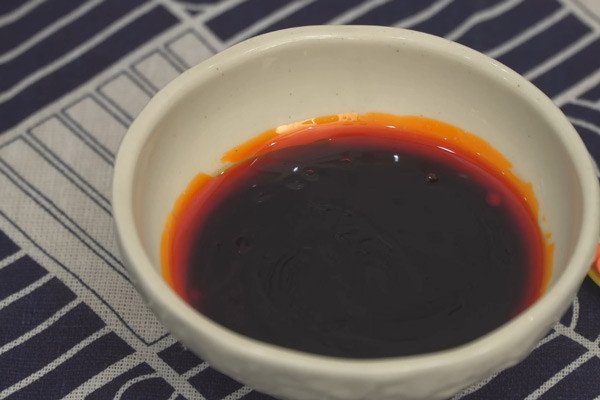 Pha chế nước chấm sủi cảo tôm thịt nước với nước tương, giấm và dầu ớt.