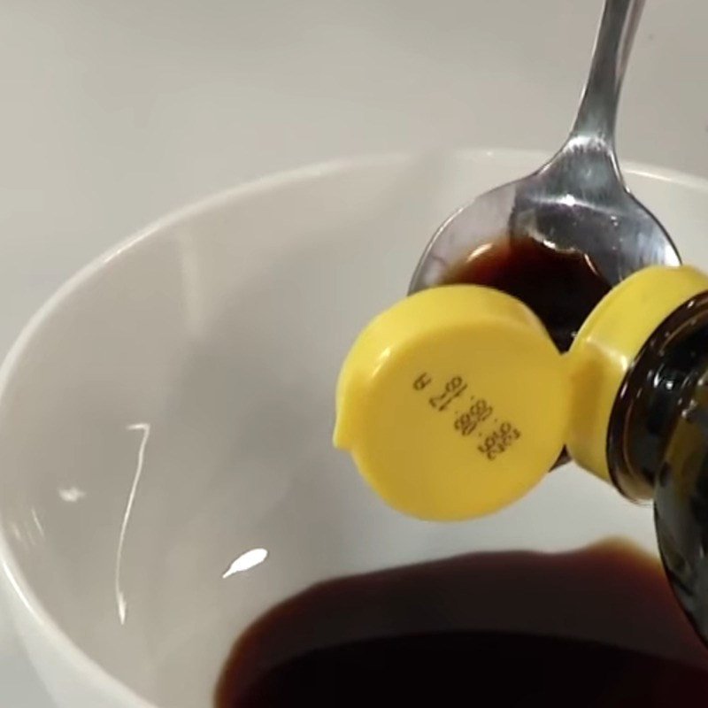 Pha chế nước sốt đậm đà cho món củ sen xào rau củ