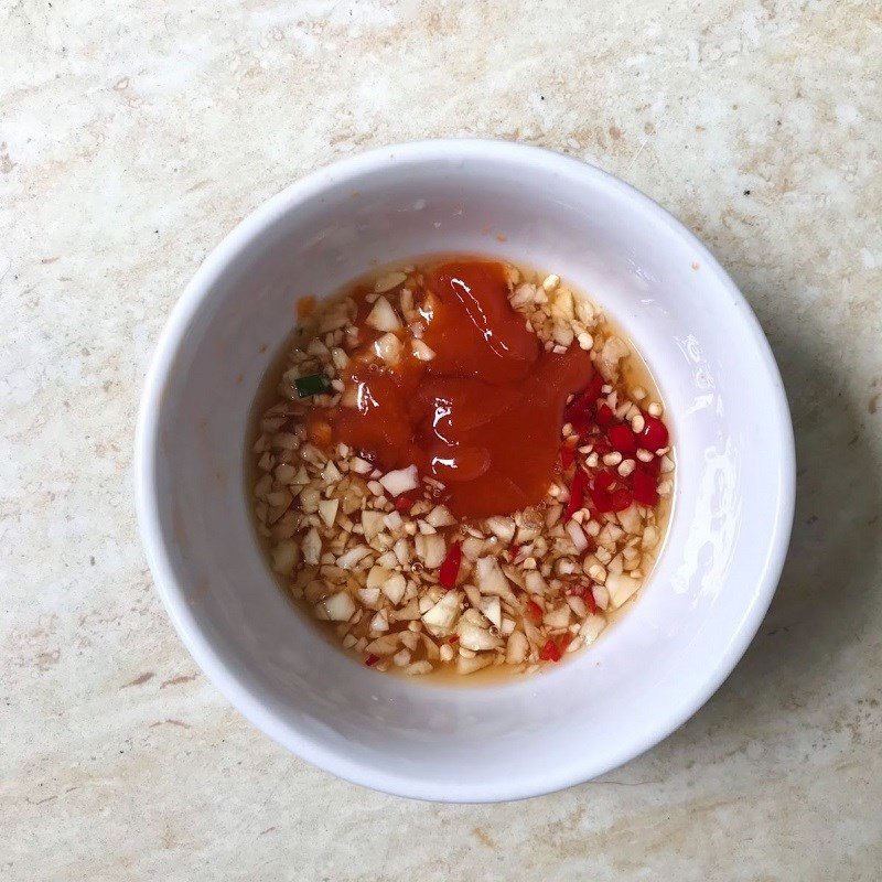 Pha chế nước sốt rim mắm tiêu sánh mịn