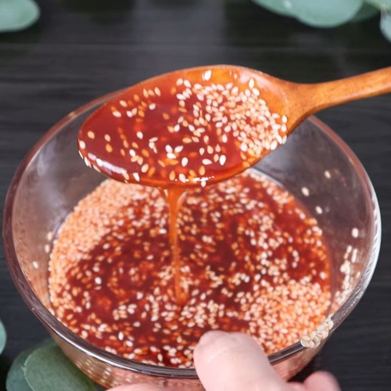 Pha chế nước sốt xá xíu đậm đà cùng nước dừa và mè trắng để ướp thịt ba chỉ quay