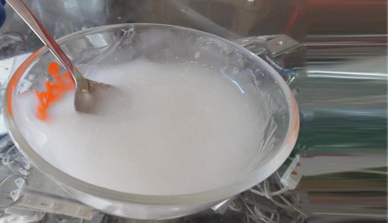 Pha loãng bột sắn dây với nước để nấu chè