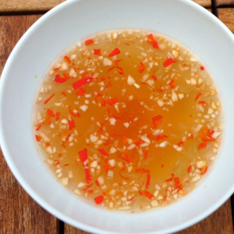 Pha nước chấm ăn kèm nem thính bì heo