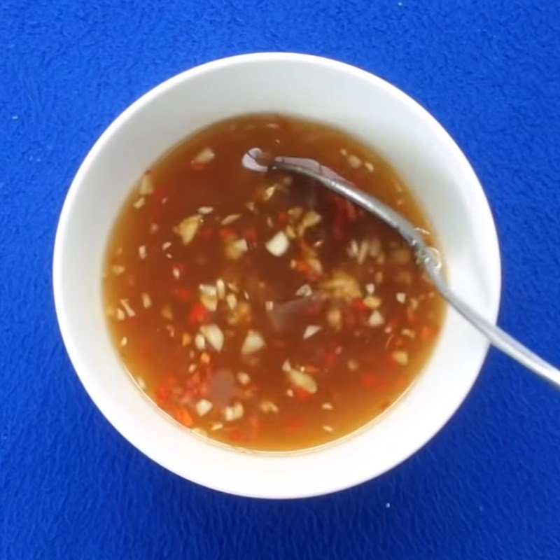 Pha nước chấm me chua ngọt cho bún cá lóc