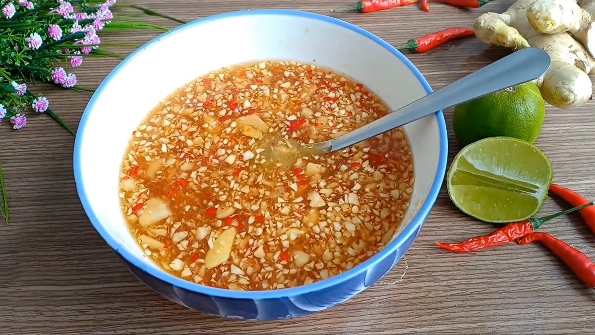 Pha nước chấm ốc nhảy bước 2: Thêm gia vị thơm