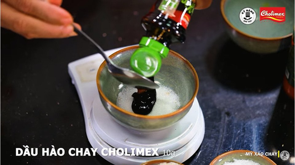 Pha nước sốt đậm đà làm nên hương vị đặc trưng của mì xào chay