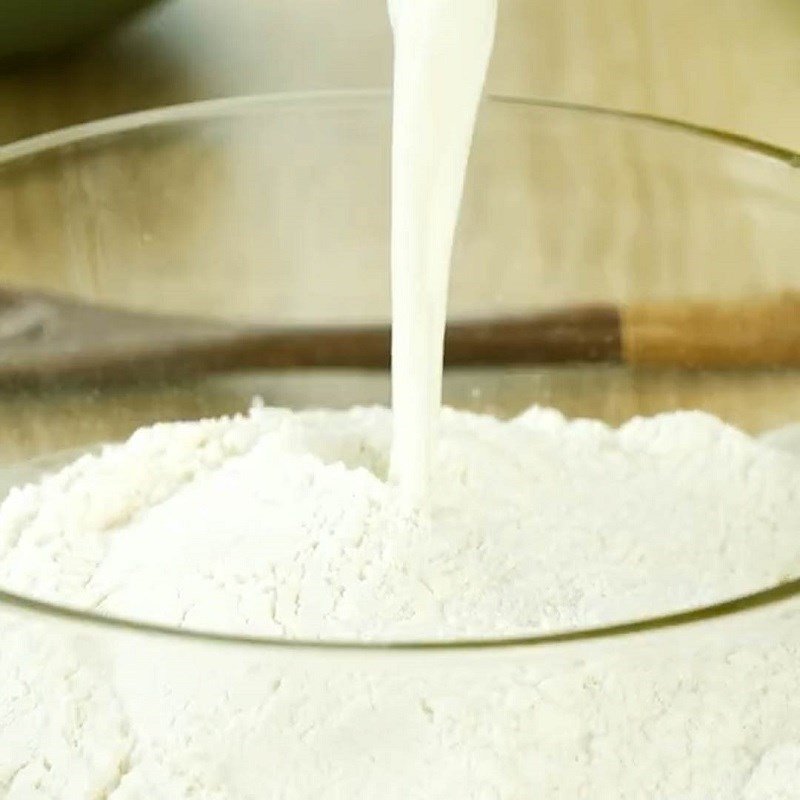 Pha trộn bột bánh bông lan Meizan với trứng và sữa
