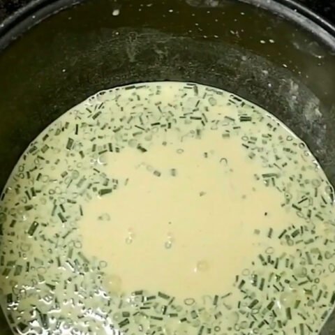 Pha trộn bột gạo làm bánh căn