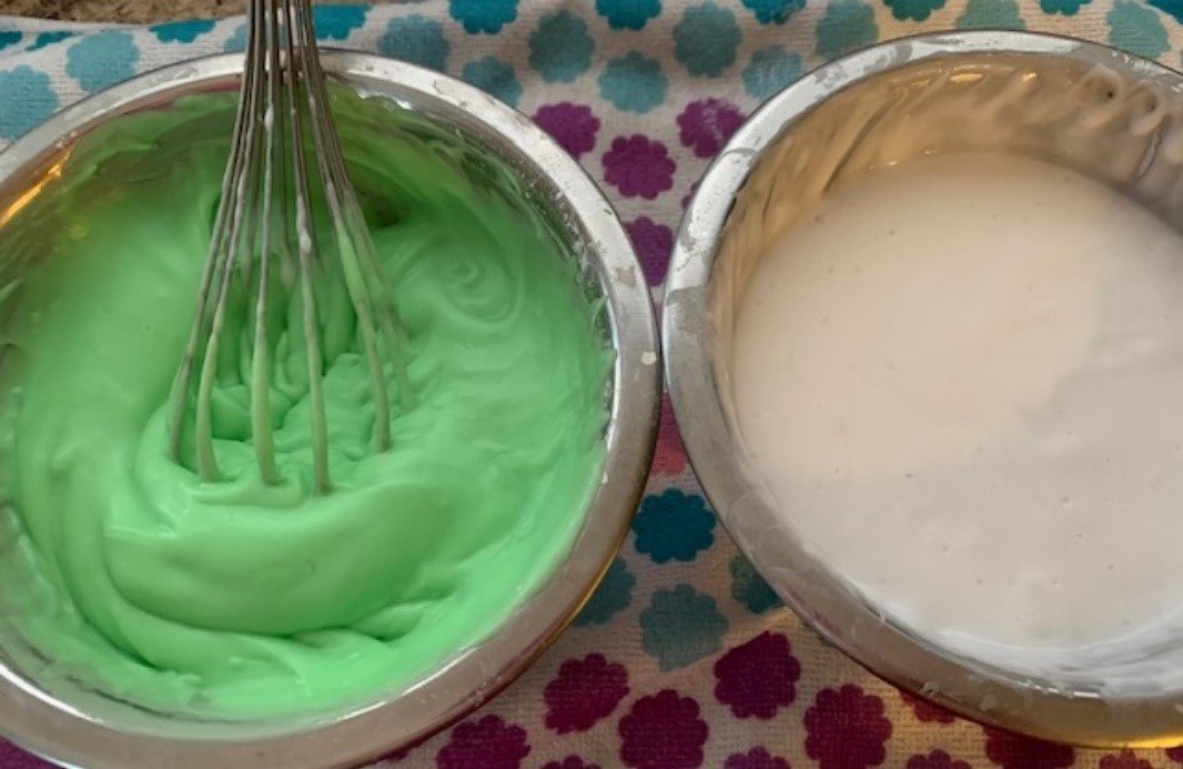 Pha trộn bột làm bánh đúc giòn đều tay