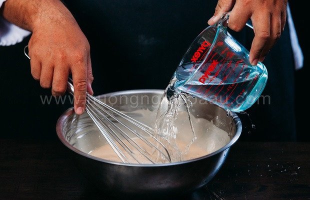 Pha trộn bột làm bánh đúc mặn chuẩn vị