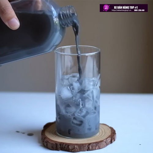 Pha trộn bột than tre vào trà để tạo màu và hương vị đặc trưng