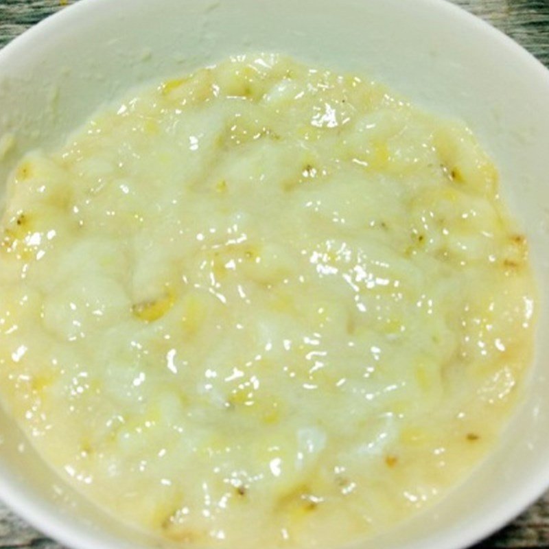 Pha trộn hỗn hợp bột gạo và chuối làm bánh