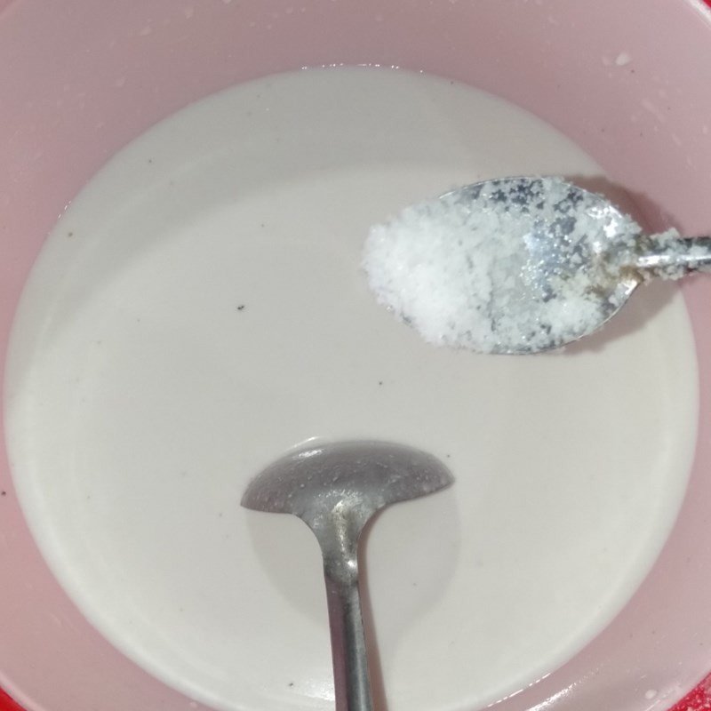Pha trộn hỗn hợp nước cốt dừa đặc cho bánh bèo ngọt