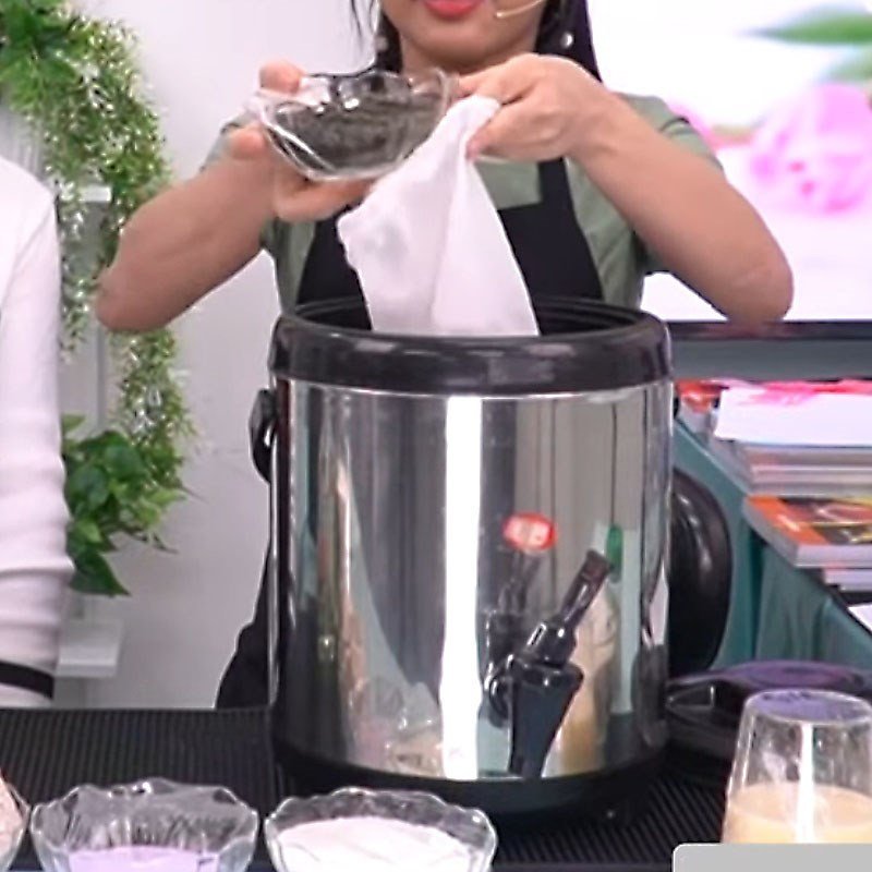 Pha và ủ trà ô long đúng cách cho món trà sữa khoai môn.