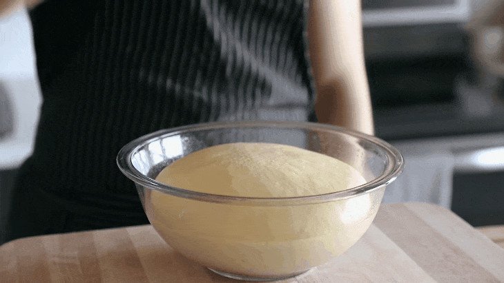 Phân chia bột thành các phần nhỏ đều nhau để làm vỏ bánh hamburger