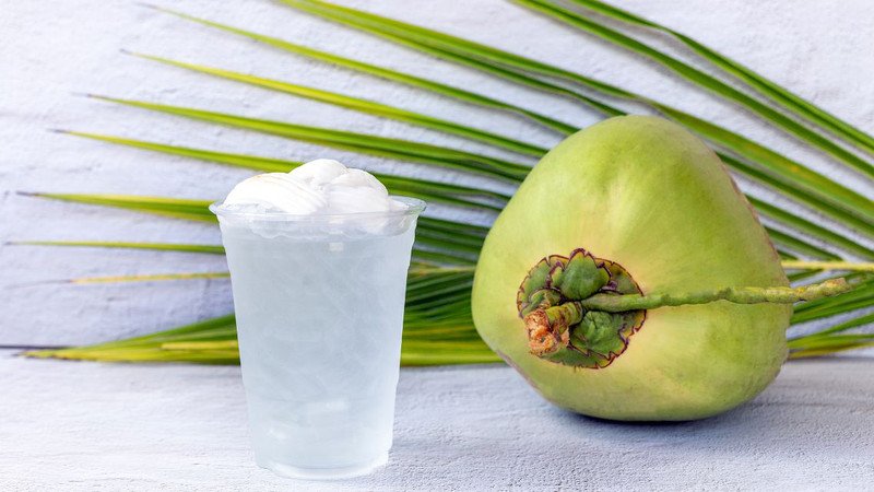 Phân tách việc uống nước và ăn cơm dừa giúp kiểm soát tổng 1 quả dừa bao nhiêu calo.