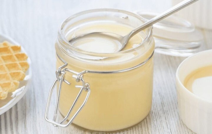 Phân tích hàm lượng calo của một muỗng sữa đặc trên bàn ăn