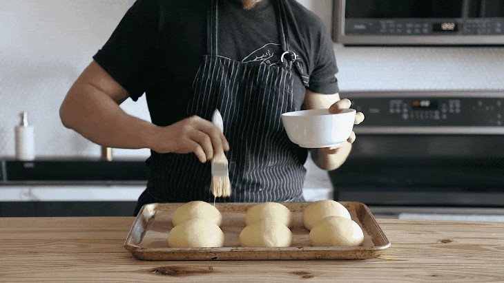 Phết lớp trứng sữa lên mặt vỏ bánh hamburger để có màu vàng đẹp
