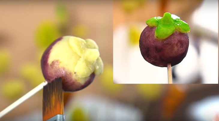 Phết màu cho bánh đậu xanh trái cây