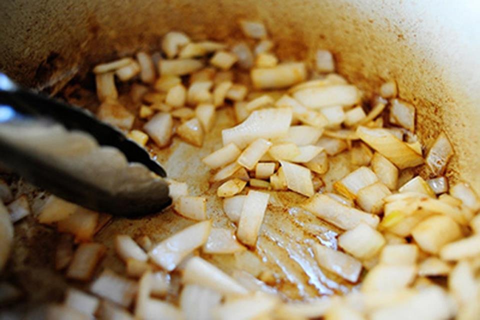 Phi hành tây và tỏi thơm lừng cho nước sốt bò hầm